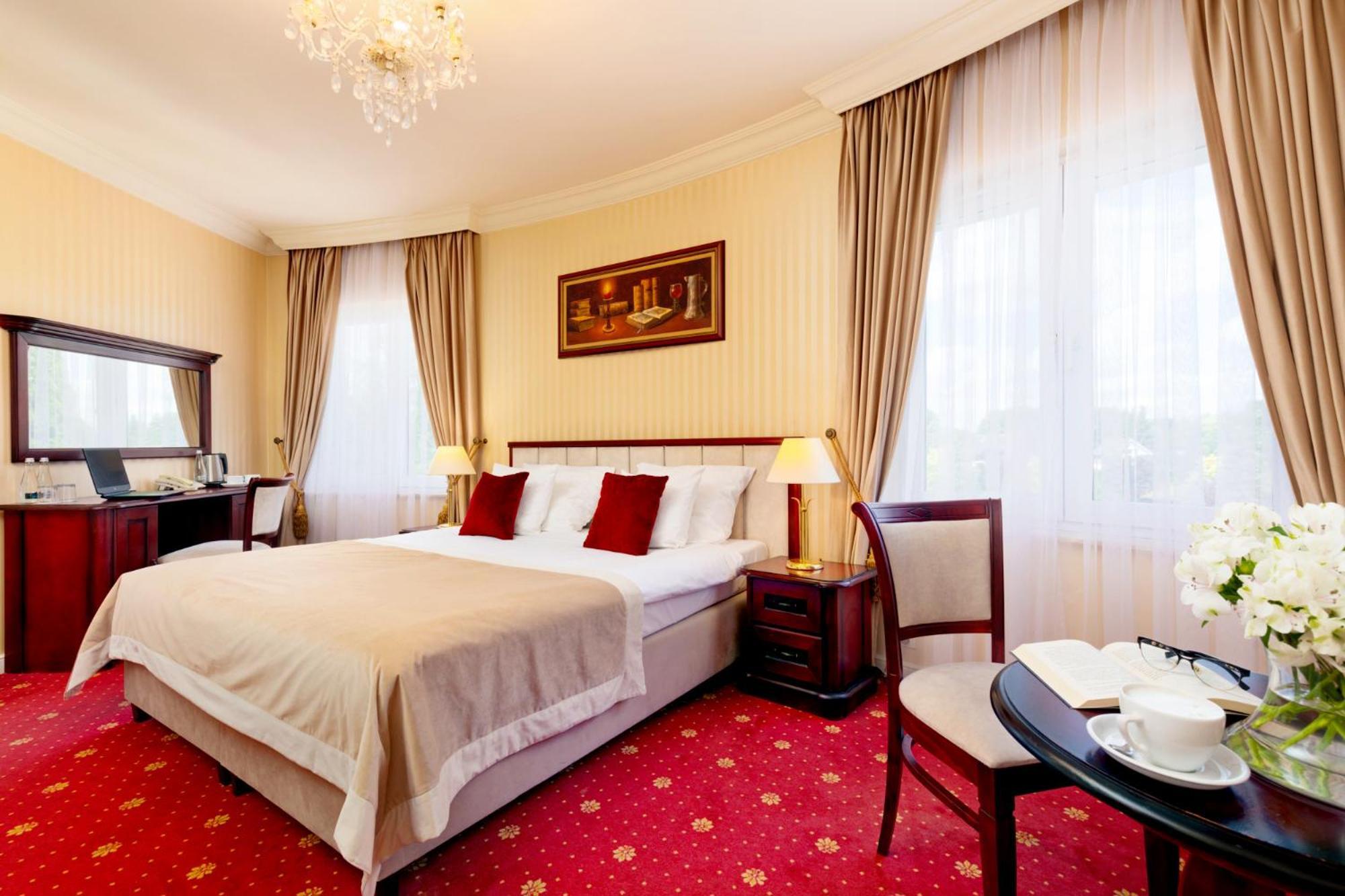 Palacyk Otrebusy Business & Spa Екстериор снимка