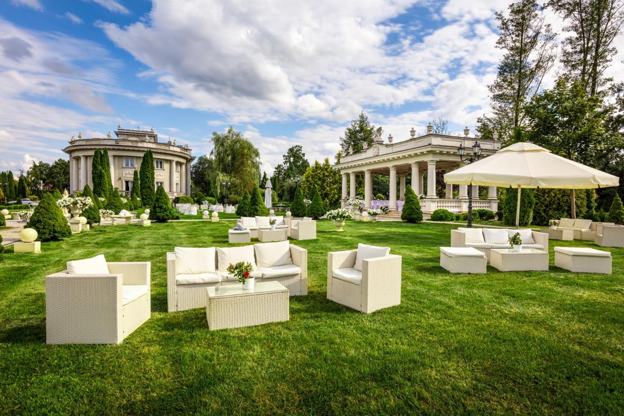 Palacyk Otrebusy Business & Spa Екстериор снимка