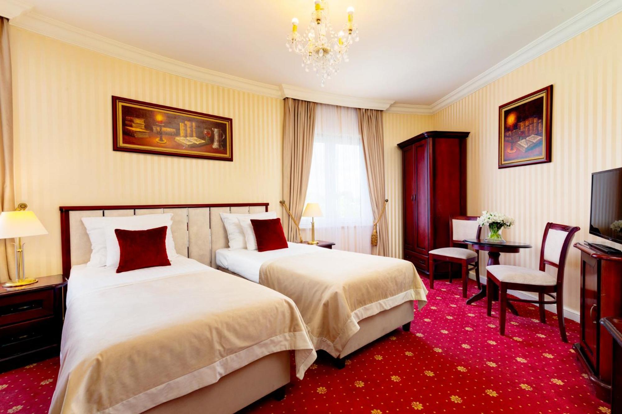 Palacyk Otrebusy Business & Spa Екстериор снимка