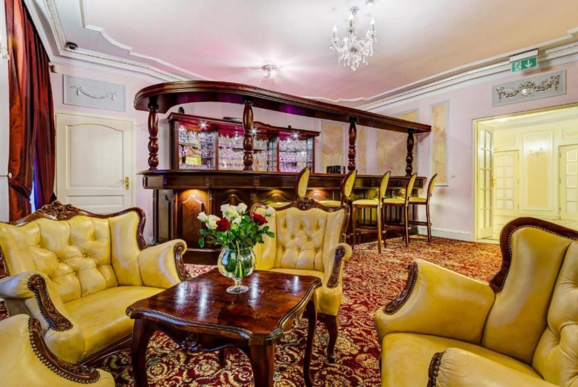 Palacyk Otrebusy Business & Spa Екстериор снимка