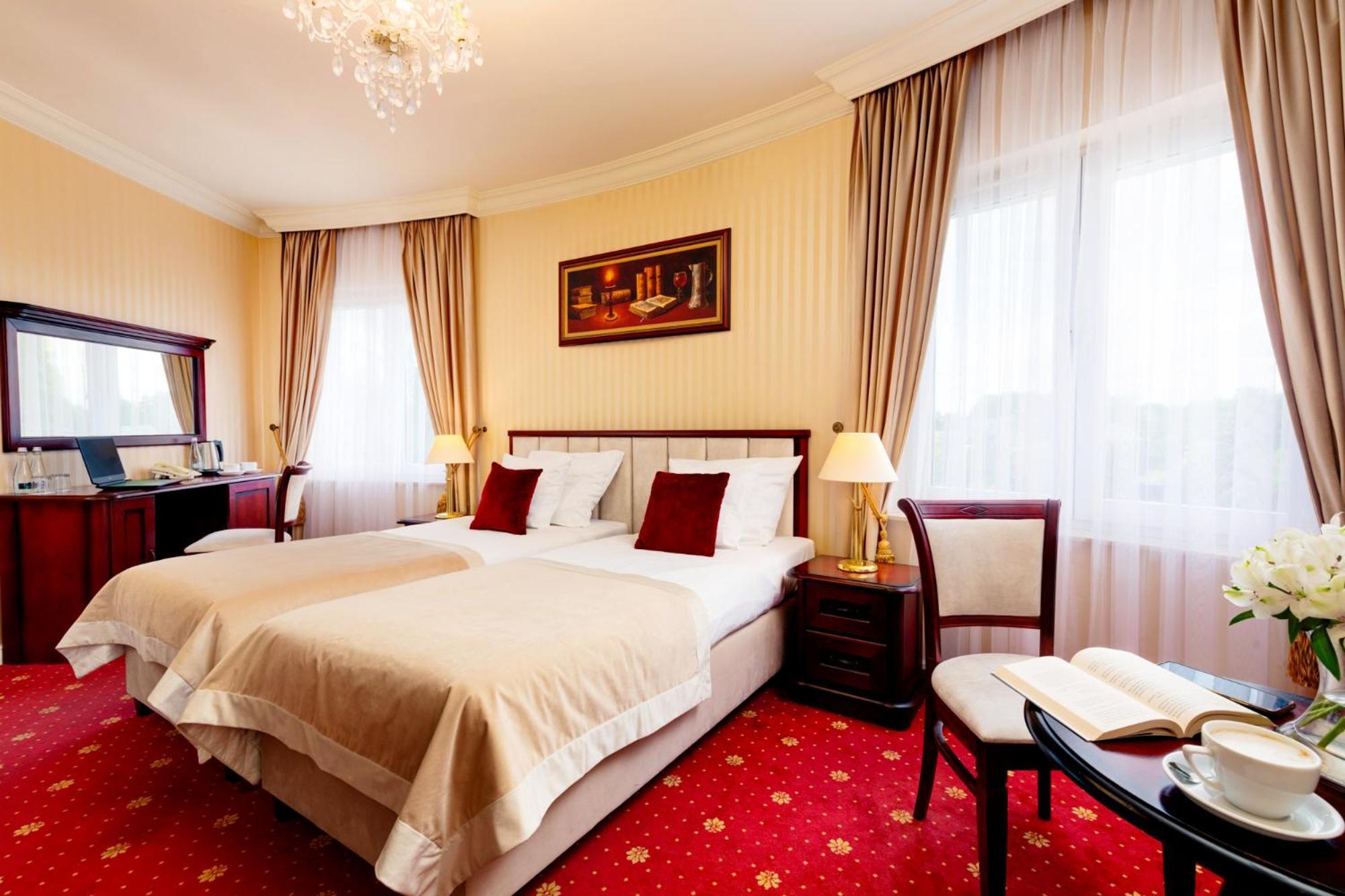 Palacyk Otrebusy Business & Spa Екстериор снимка