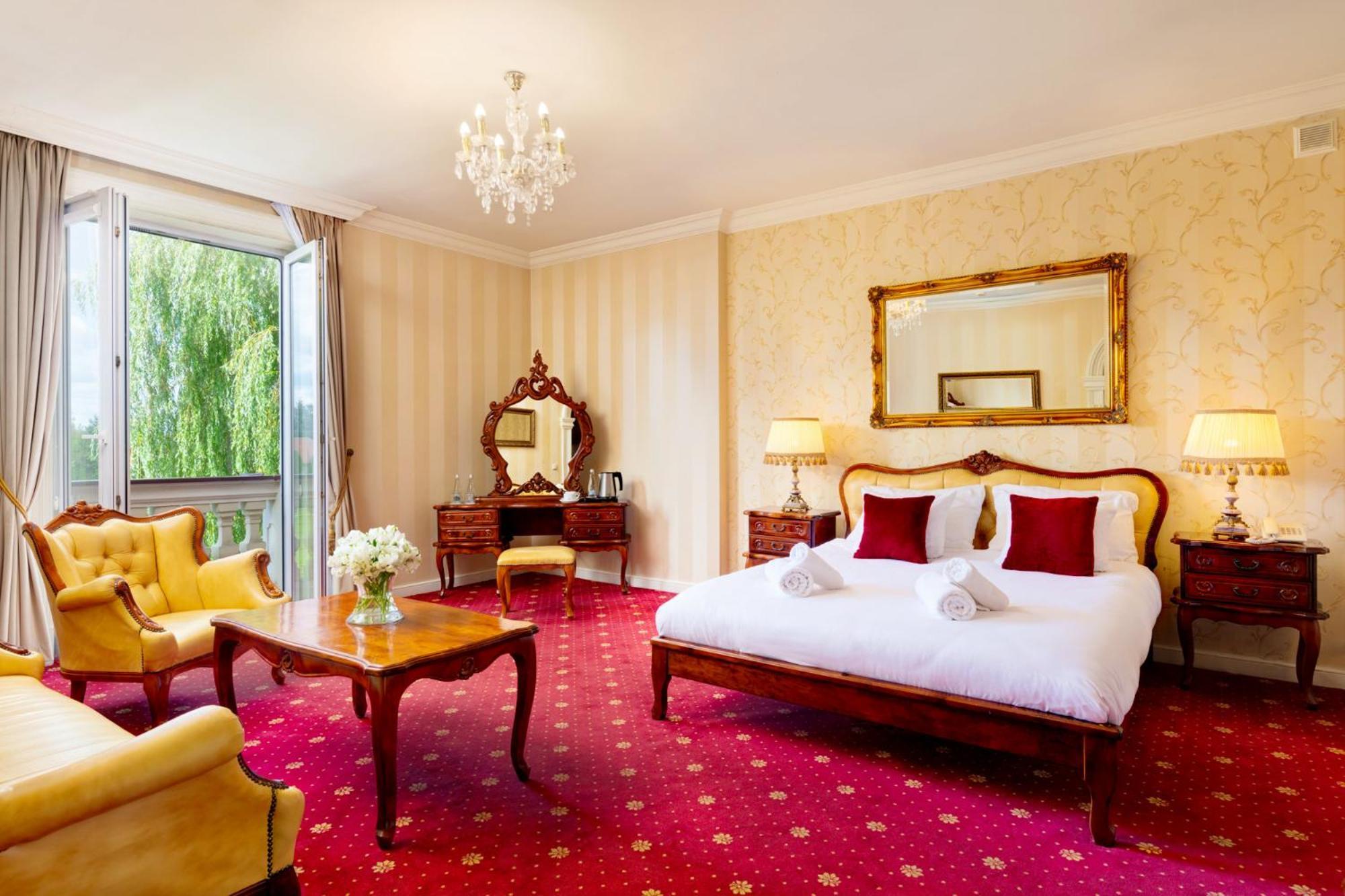 Palacyk Otrebusy Business & Spa Екстериор снимка