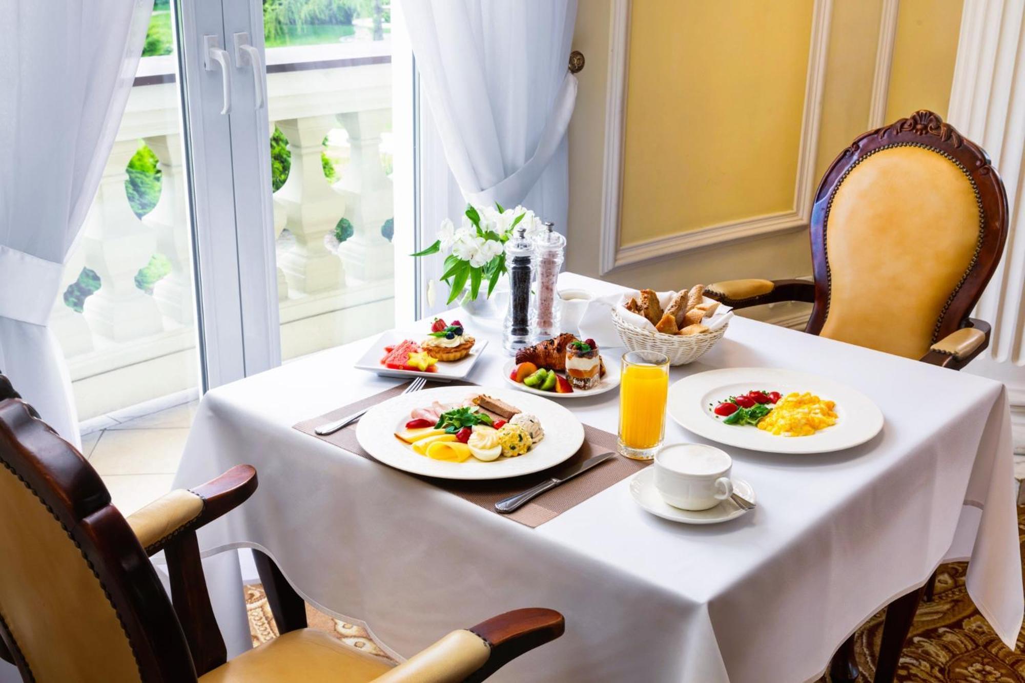 Palacyk Otrebusy Business & Spa Екстериор снимка