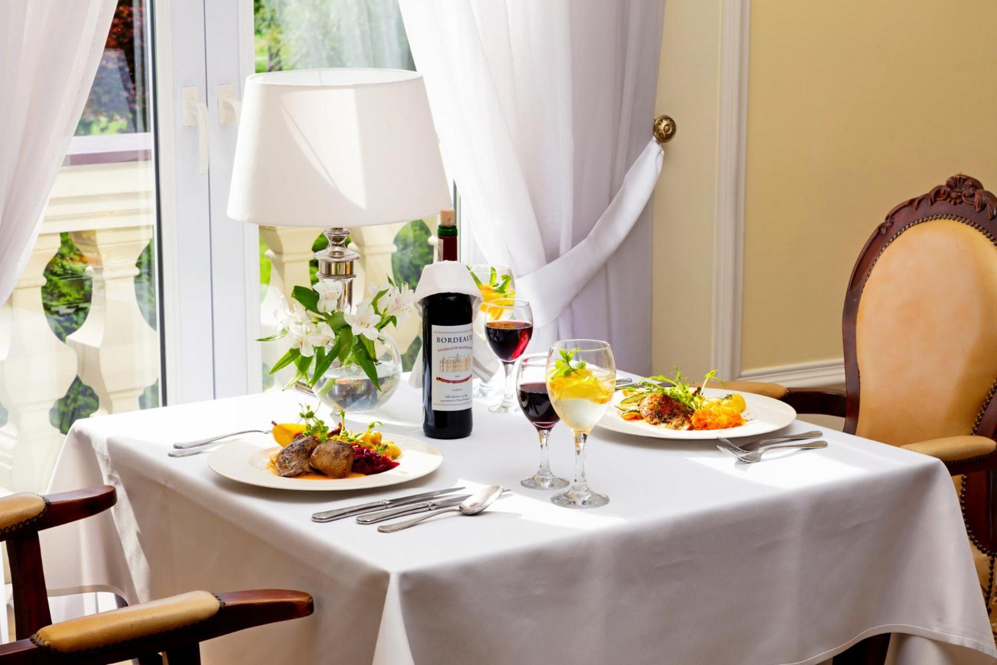 Palacyk Otrebusy Business & Spa Екстериор снимка