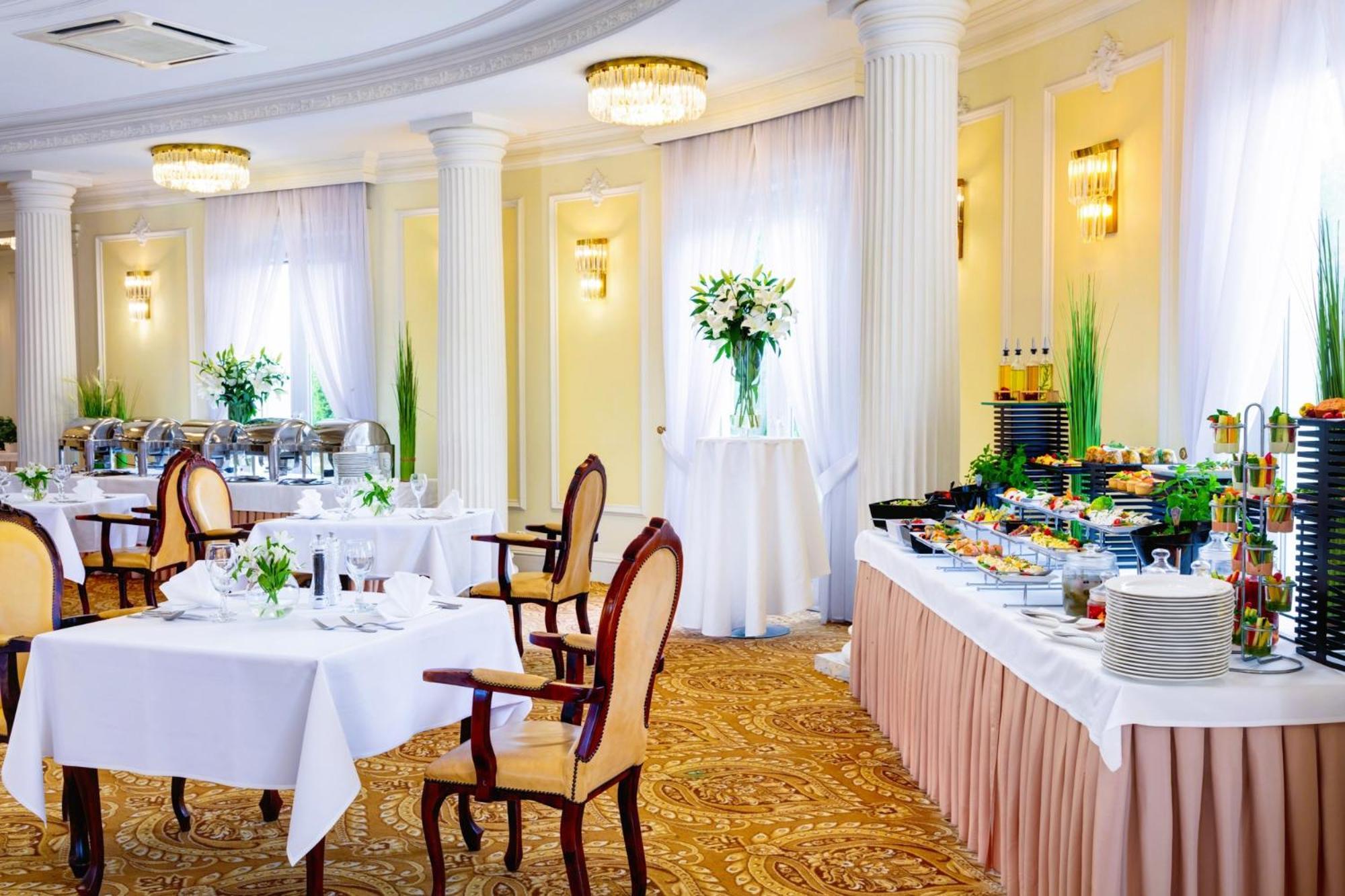 Palacyk Otrebusy Business & Spa Екстериор снимка