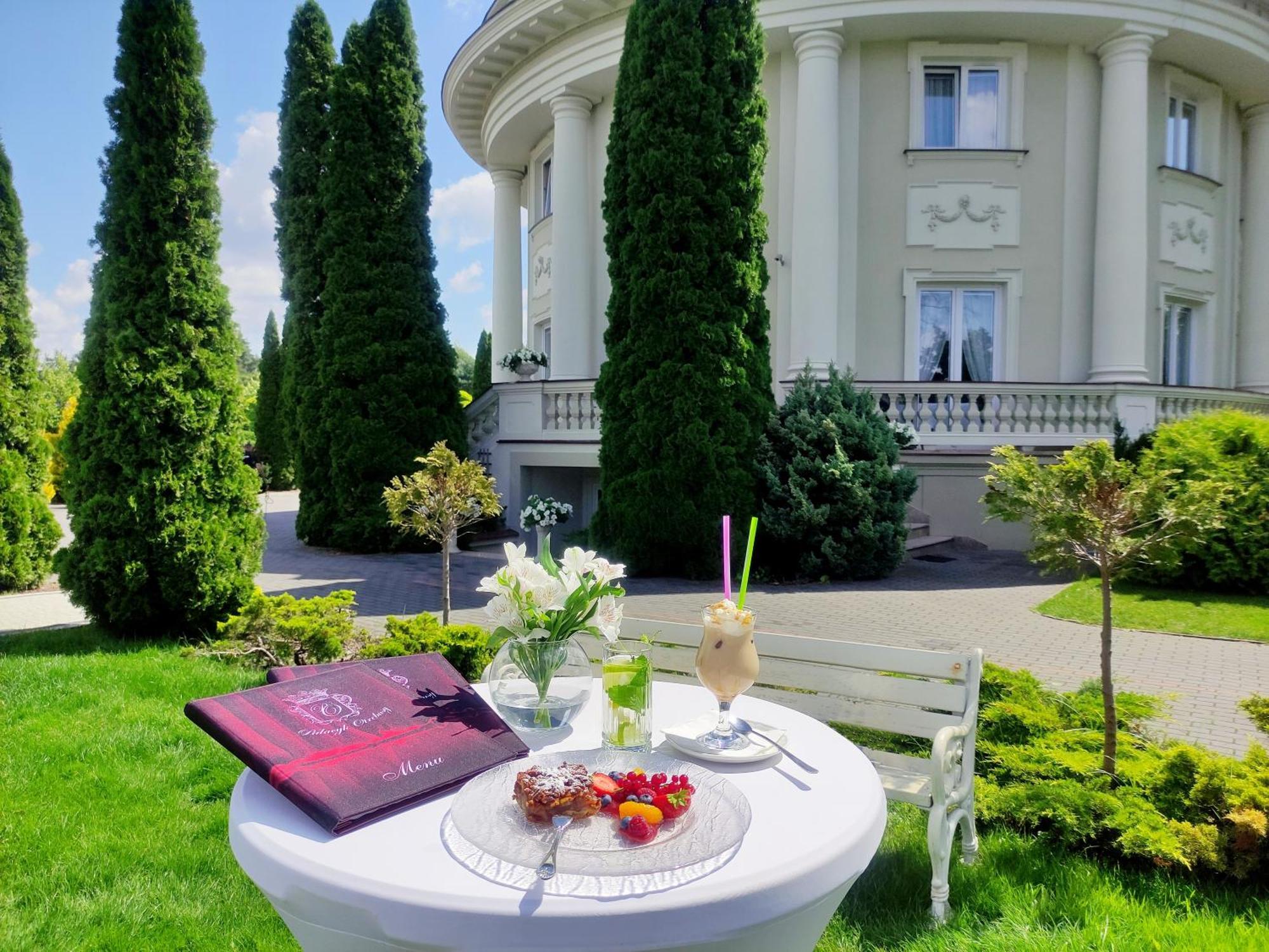 Palacyk Otrebusy Business & Spa Екстериор снимка